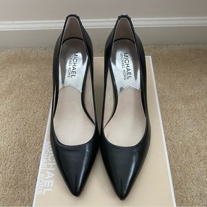 MICHAEL KORS Flex Leather Mid-Heel Pump Size 6